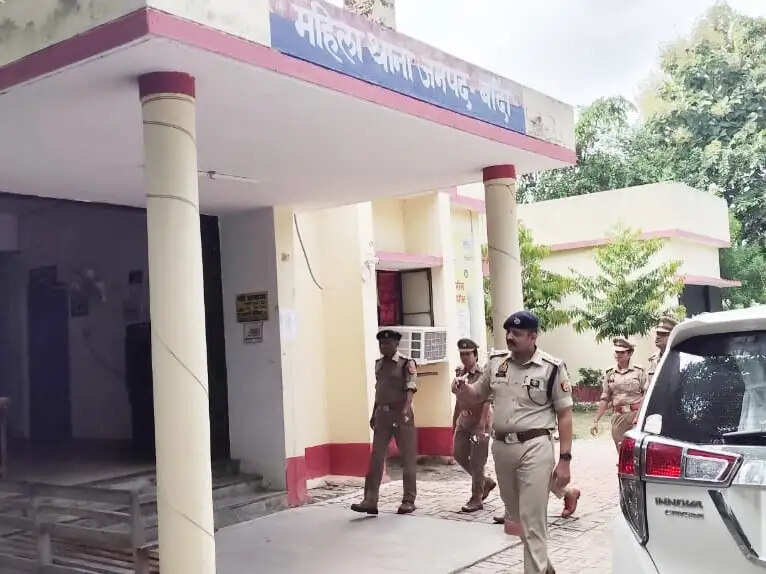 वडोदरा में तैनात जीएसटी इंस्पेक्टर पर बांदा में दहेज उत्पीड़न का मुकदमा, पत्नी ने लगाया मारपीट,घर से निकालने का आरोप