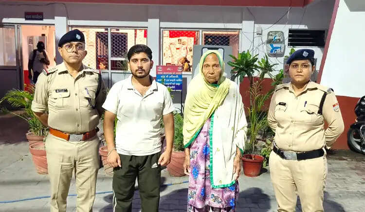 बुजुर्ग महिला की मददगार बनी पुलिस, परिजनों से मिलवाकर, लौटाई मुस्कान