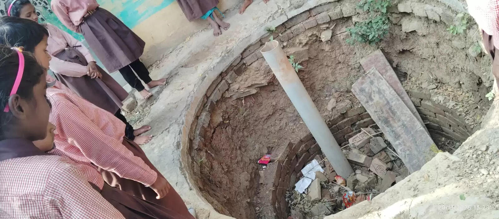प्राथमिक विद्यालय में बच्चों के लिए खतरा बना खुला गड्ढा, जिम्मेदार नहीं दे रहे ध्यान