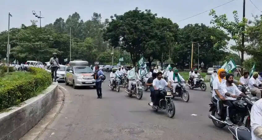 भारत-अमेरिका व्यापार समझौते का विरोध, पंजाब के किसानों ने चंडीगढ़ में निकाली मोटरसाइकिल रैली
