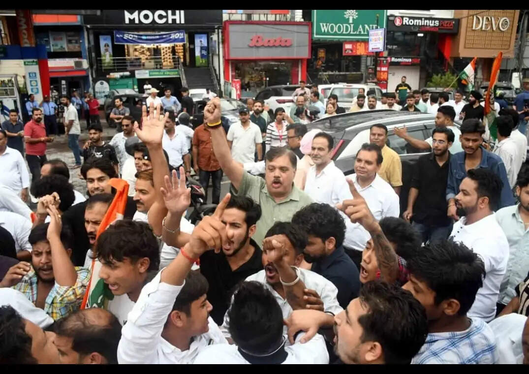 राहुल गांधी के धरने के विरोध में भाजपा ने किया कांग्रेस मुख्यालय का घेराव, दोनों दल आमने-सामने