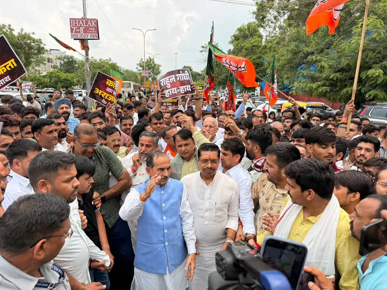 जयपुर में हाई-वोल्टेज प्रदर्शन: कांग्रेस कार्यालय घेरने निकली भाजपा पर पुलिस ने चलाई वाटर कैनन