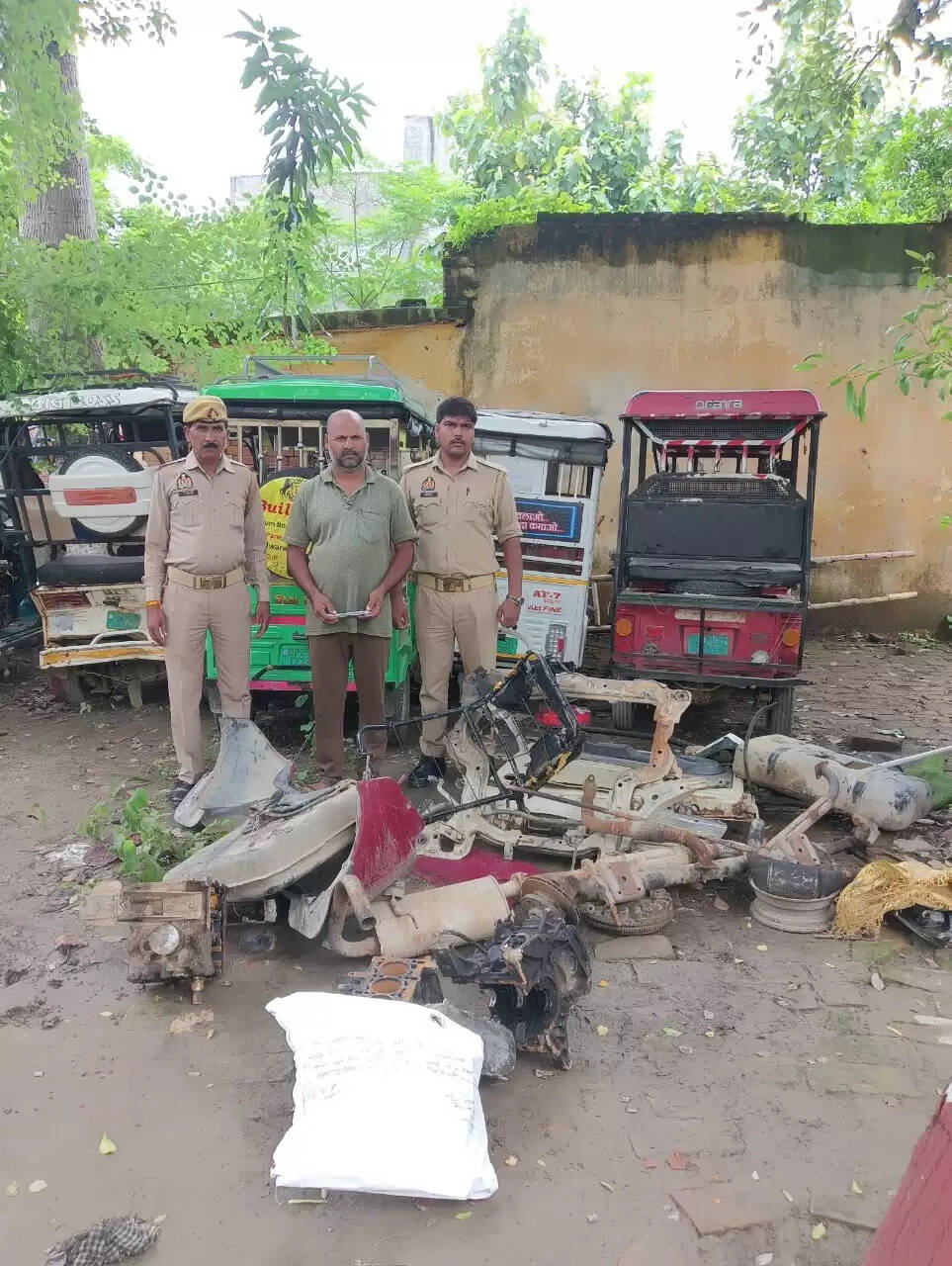 कबाड़ी की दुकान पर छापा, चोरी के वाहन काटते पकड़ा गया आरोपित, भारी मात्रा में पार्ट्स बरामद