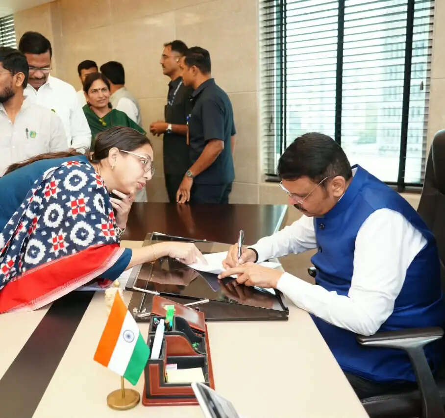 मंत्रालय में विधायक स्नेहा दुबे पंडित ने की वसई के लंबित मुद्दों पर मुख्यमंत्री फडणवीस से चर्चा