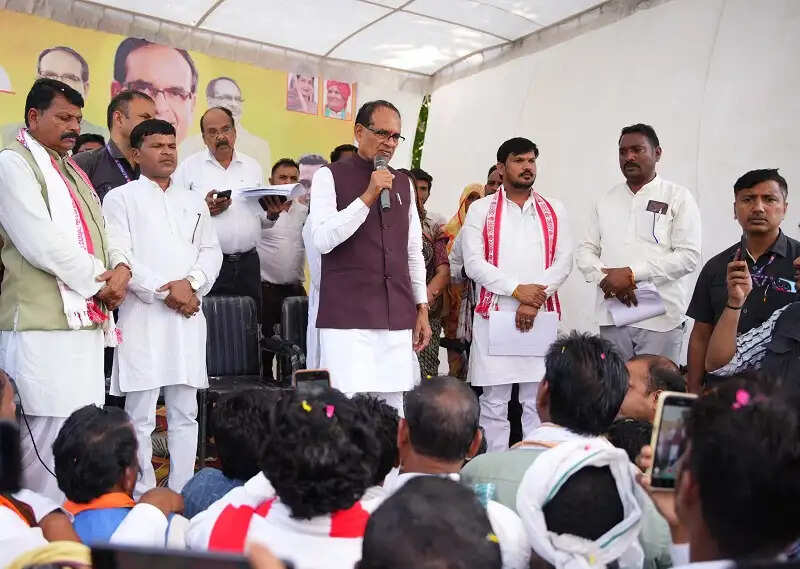 गांवों में सड़कों का जाल बिछाकर विकास को दी जा रही गति : शिवराज सिंह चौहान