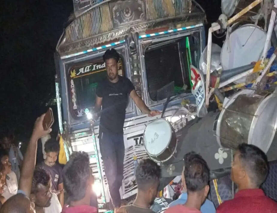 रामगढ़ में भीषण सड़क हादसा: बैंड-ताशा पार्टी के सात सदस्यों की मौत, एक गंभीर; आक्रोशित ग्रामीणों ने एनएच-23 किया जाम