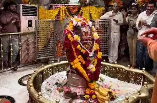 सावन के अंतिम सोमवार शिवालयों में उमड़ा आस्था का सैलाब,&nbsp;भोजेश्वर महादेव का 6 क्विंटल फूलों से महाकाल स्वरूप में श्रृंगार