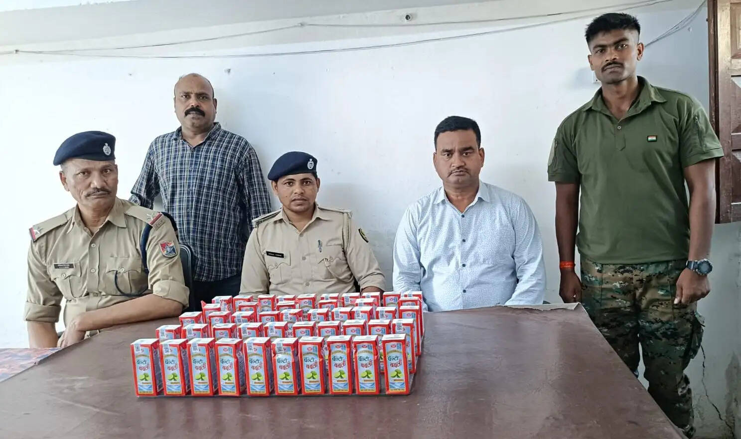 सीवान में ट्रेन से लावारिस देशी शराब बरामद, आरपीएफ ने किया जब्त