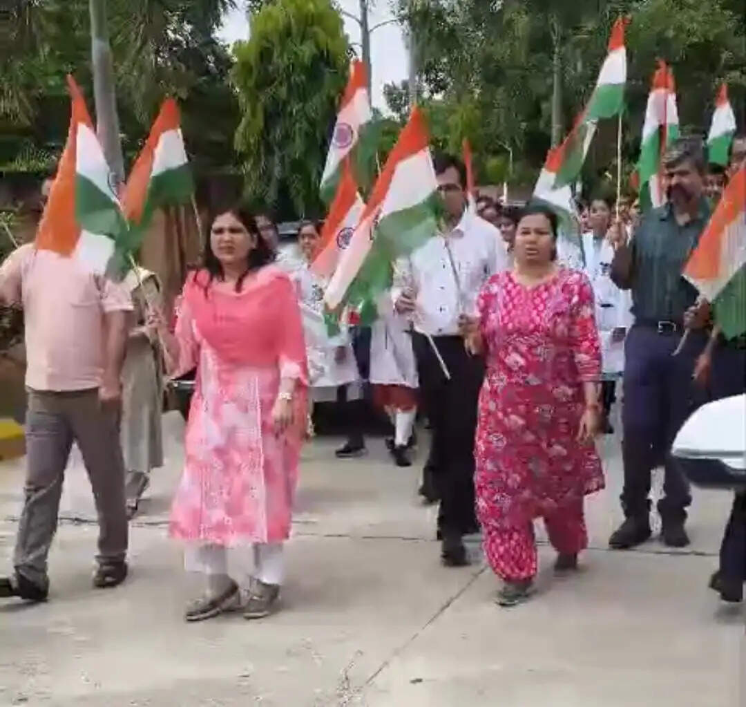 देवरिया : मेडिकल कॉलेज में निकली भव्य तिरंगा रैली, गूंजे भारत माता की जय के नारे