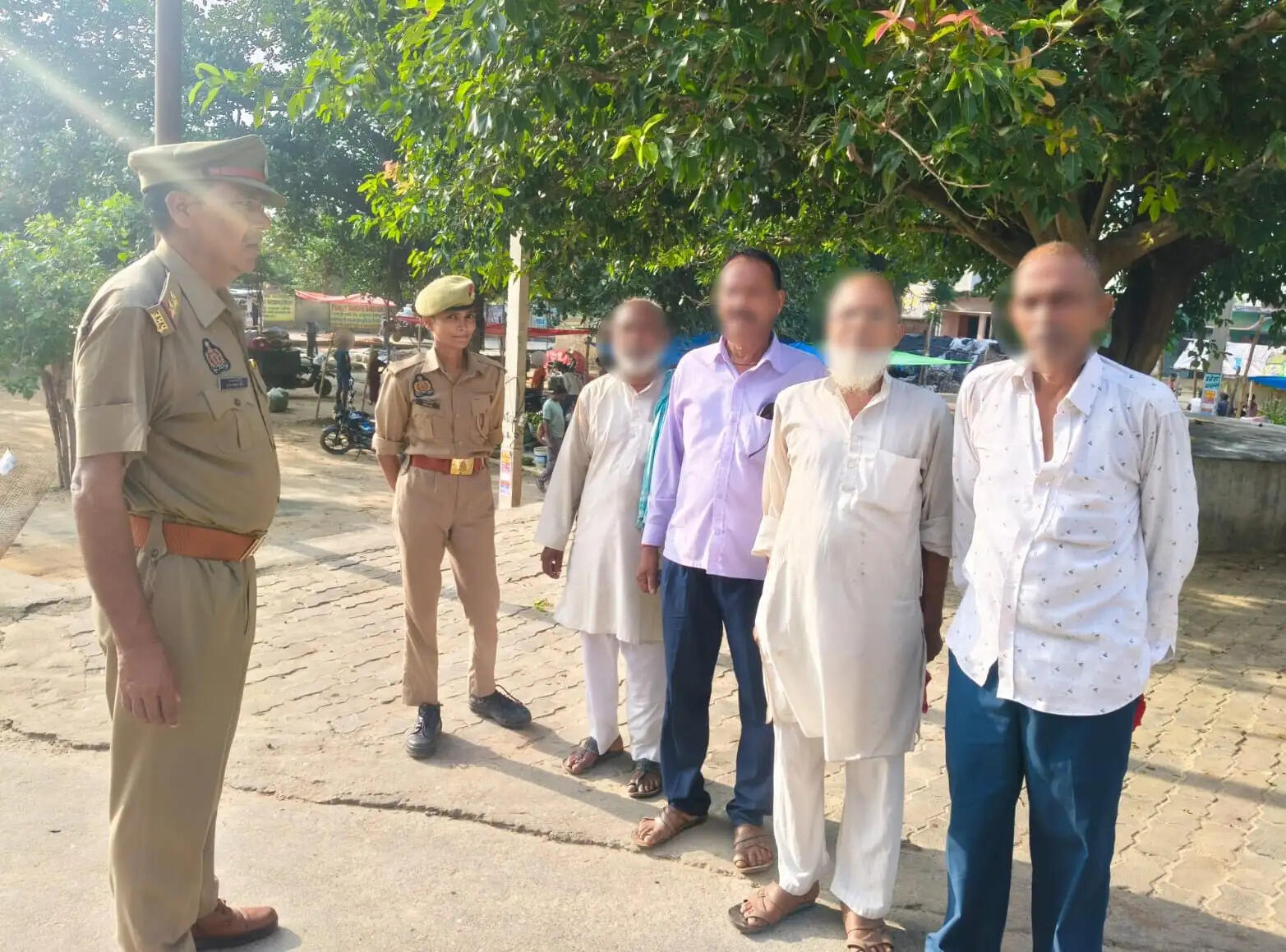 देवरिया : पुलिस का मॉर्निंग वॉकर्स से संवाद, बुजुर्गों को सुरक्षा का भरोसा, बालिकाओं को जागरूकता का संदेश