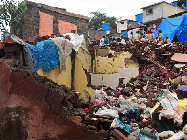 मुंबई के घाटकोपर में पहाड़ी धसकी, मलबा घरों पर गिरा, 6 की मौत