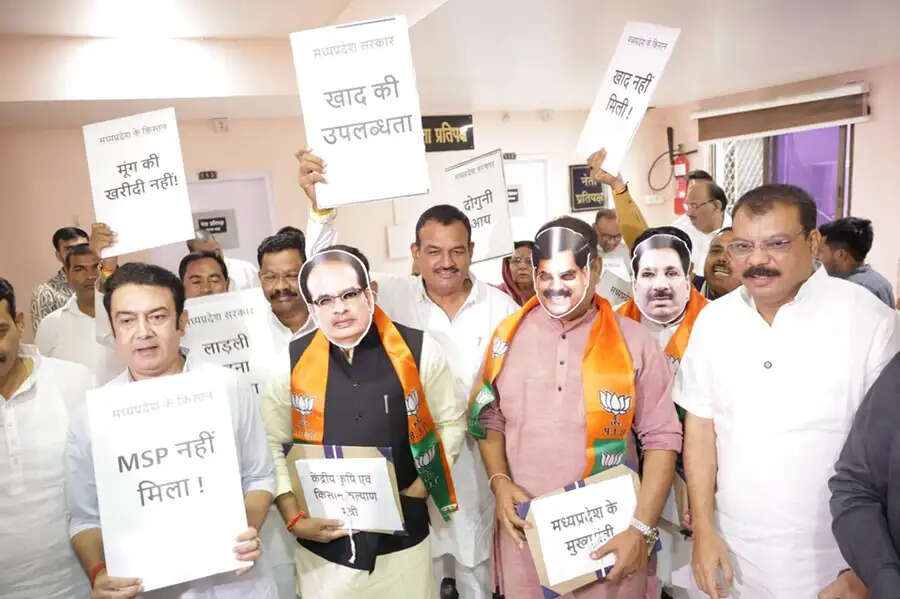 विधानसभा में कांग्रेस विधायक दल का प्रदर्शन, किसानों के मुद्दों पर सरकार को घेरा