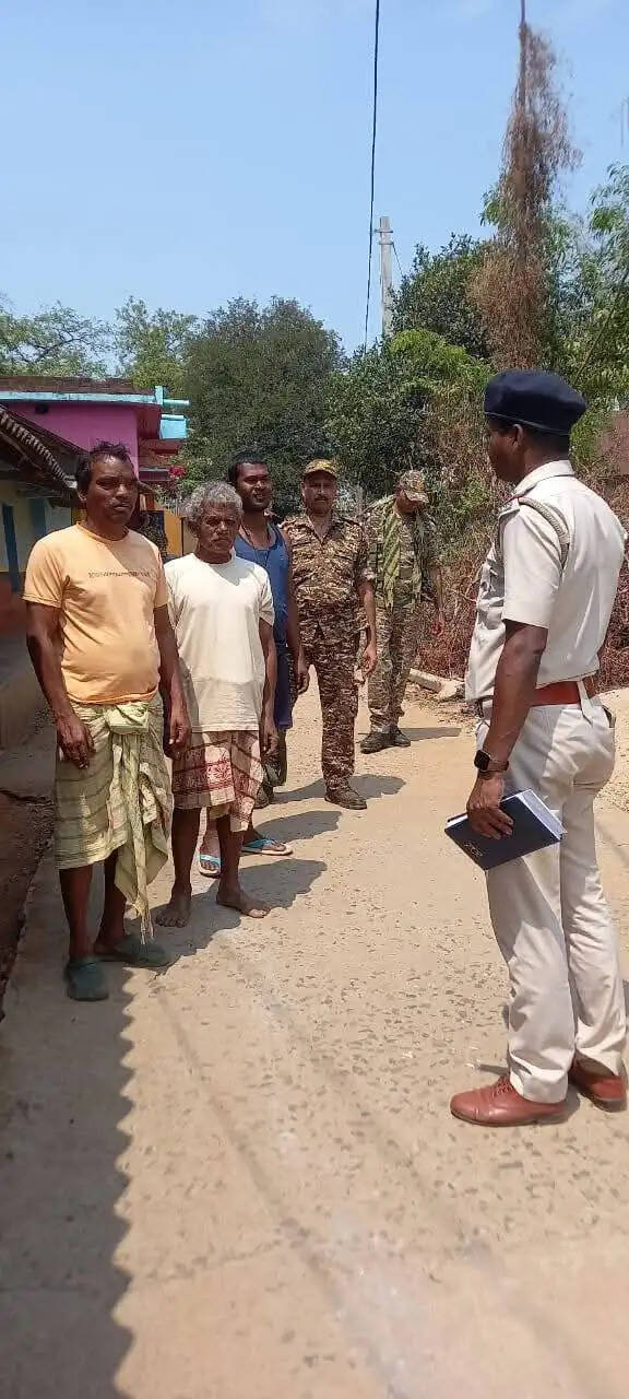 संवेदनशील गांवों में पुलिस और केंद्रीय बलों की गश्त