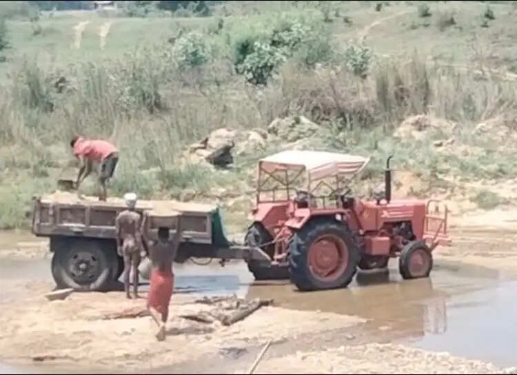दिनदहाड़े नदियों से हो रहा बालू का अवैध उठाव