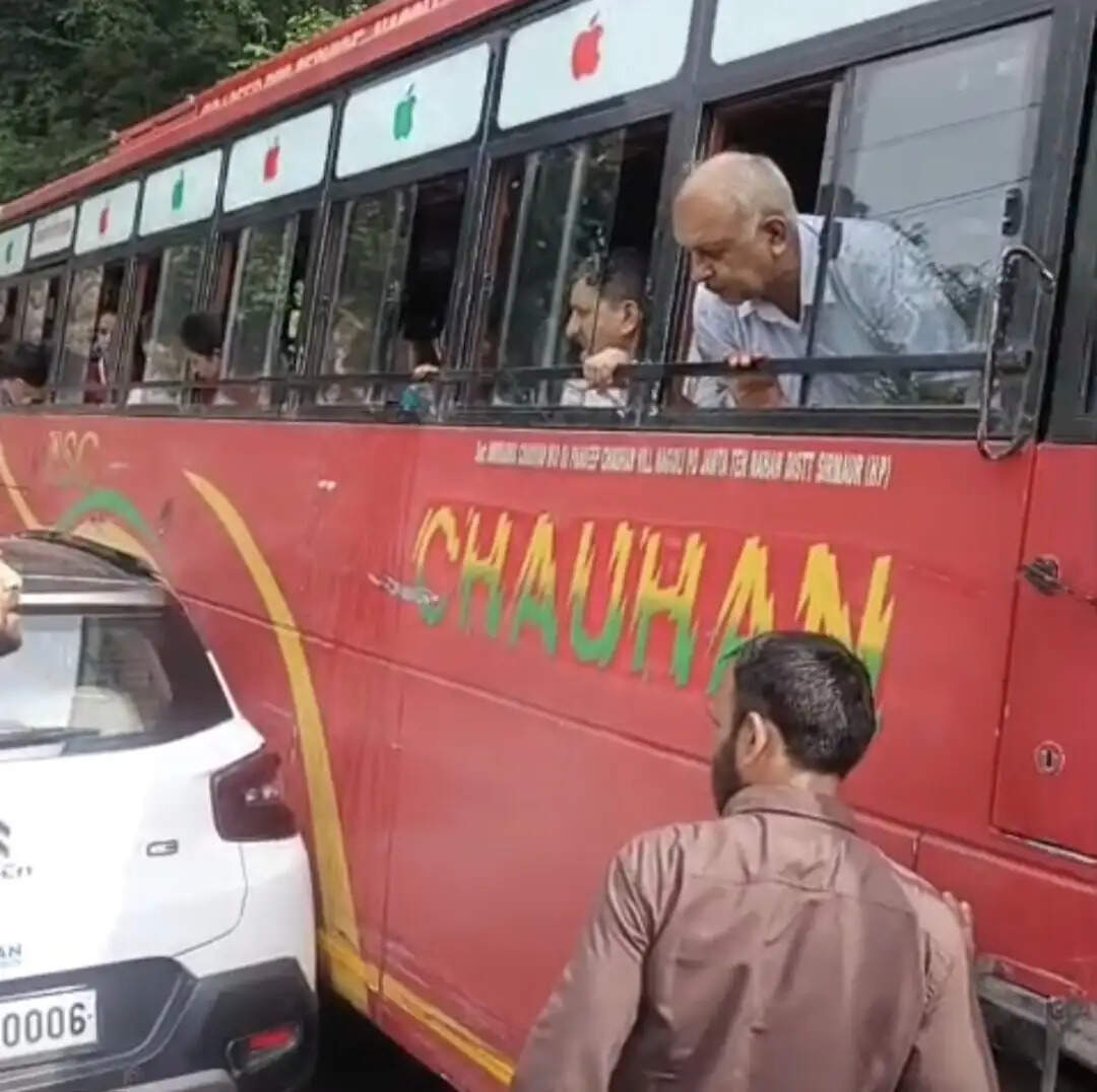 नाहन-कुमारहट्टी नेशनल हाईवे पर निजी बस और कार के बीच टक्कर, दोनों तरफ लगा लंबा जाम