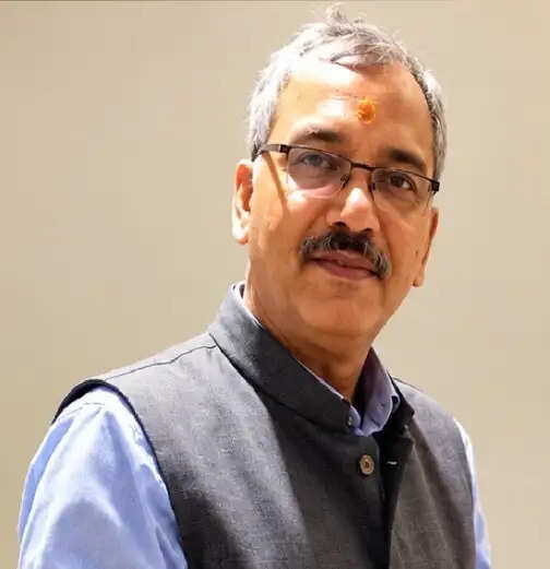 सरकार की कमियों पर सवाल उठाएं, अच्छे कामों पर प्रशंसा भी हो