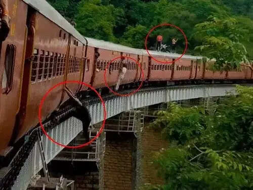 रील के चक्कर में मौत से खेल! गोरमघाट में चलती ट्रेन पर युवकों के खतरनाक स्टंट