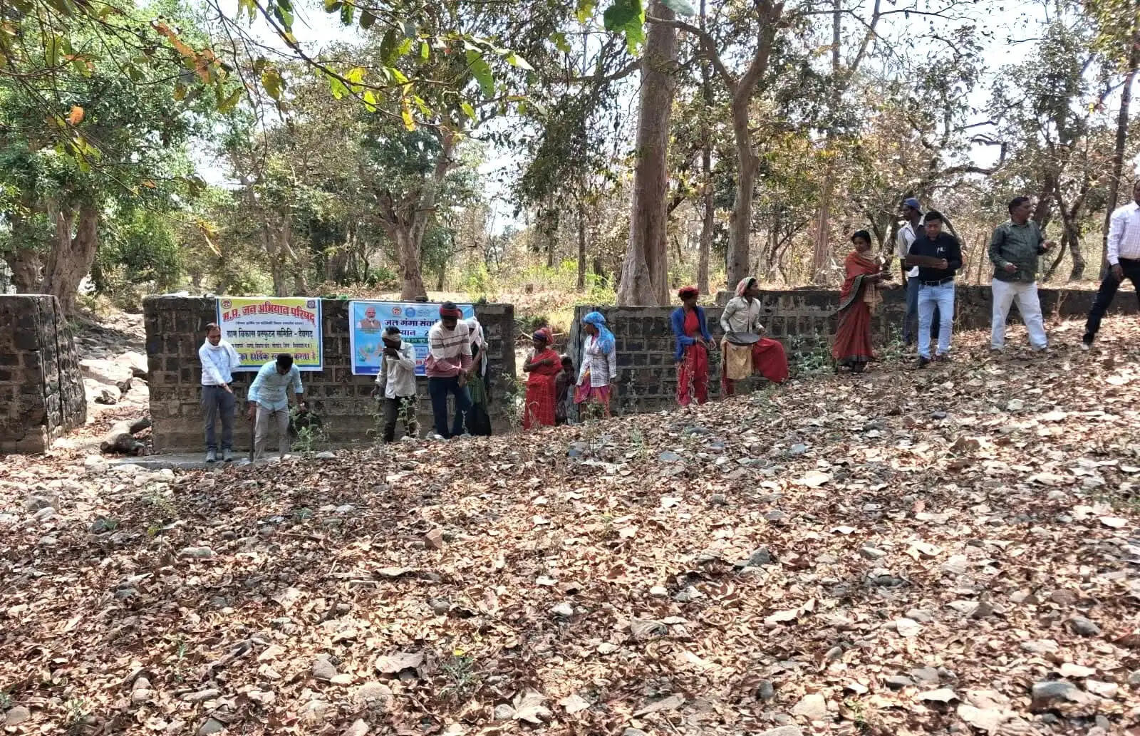 देवगढ़ में विजयगढ़ के पास जल गंगा संवर्धन अभियान के तहत बावड़ी व नदी की सफाई शुरू