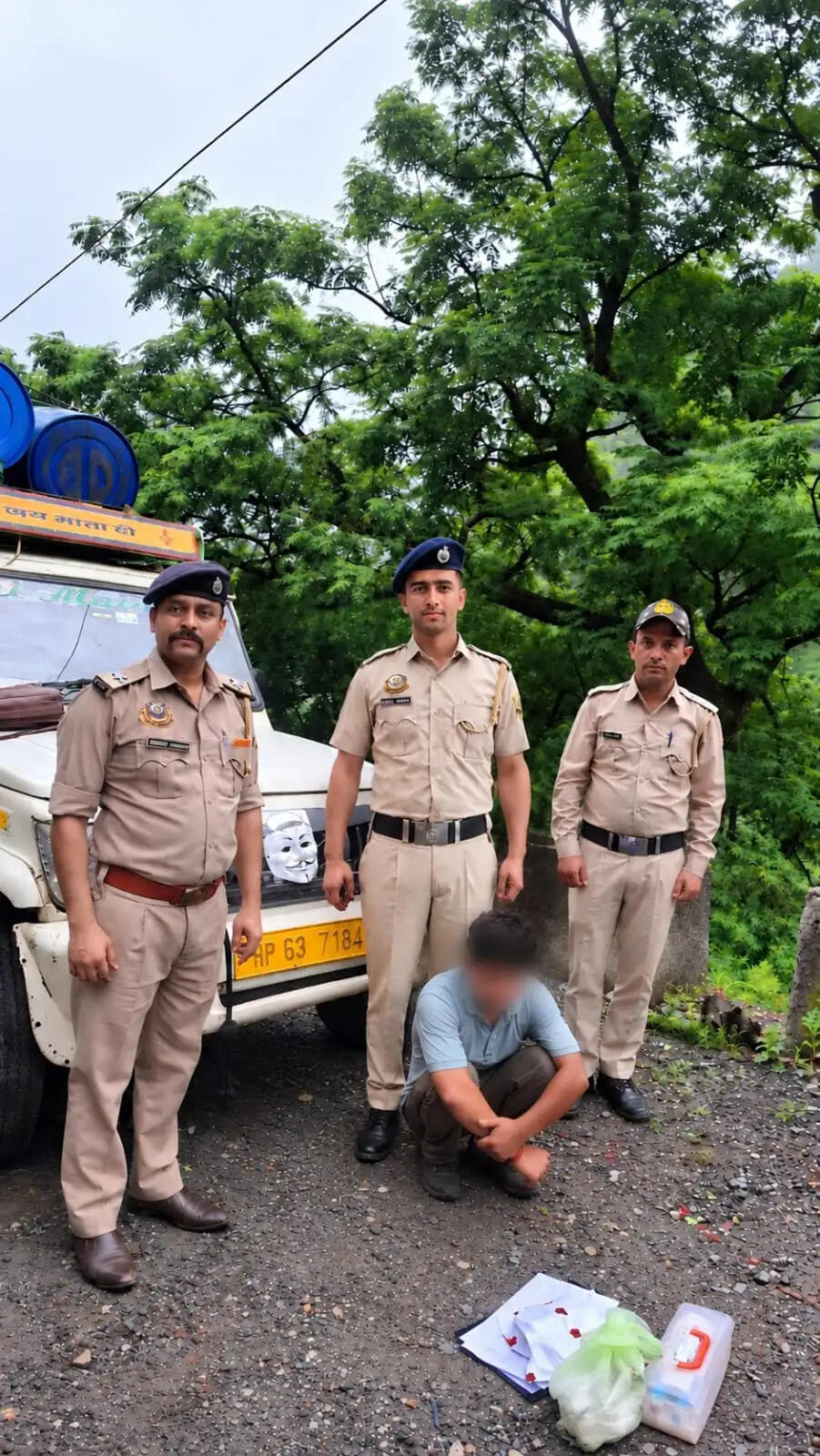 पिकअप से प्रतिबंधित कफ सिरप बरामद, केस दर्ज