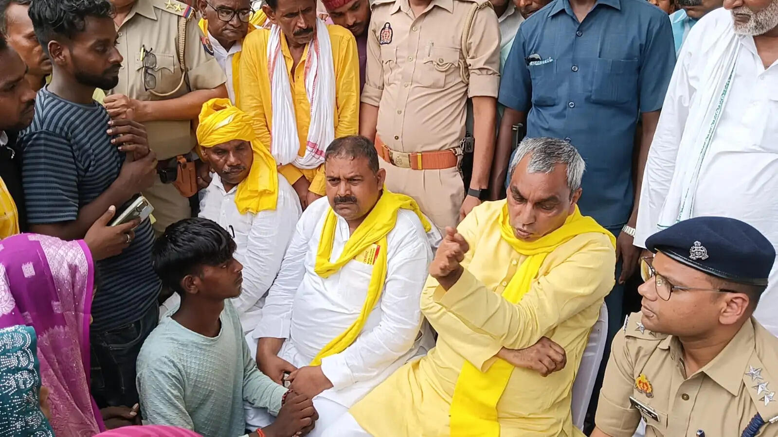 मीरजापुरः हादसे में मृतकों के परिजन से मिले मंत्री ओमप्रकाश राजभर, हरसंभव मदद का दिया भरोसा