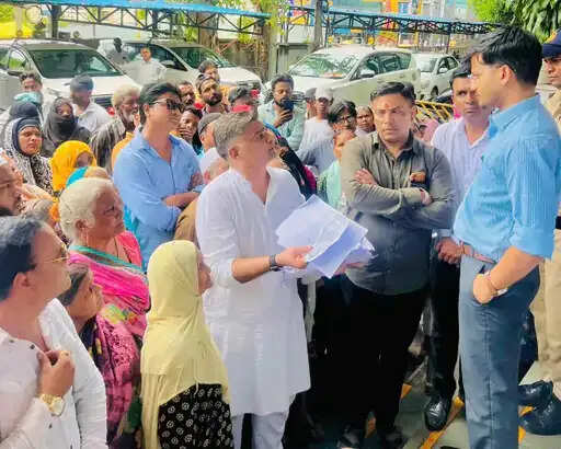 भोपाल के ऐशबाग में 600 मकान तोड़ने का विरोध, बारिश के बीच कलेक्टोरेट पहुंचे रहवासी, बोले- पुनर्वास के बिना नहीं हटेंगे