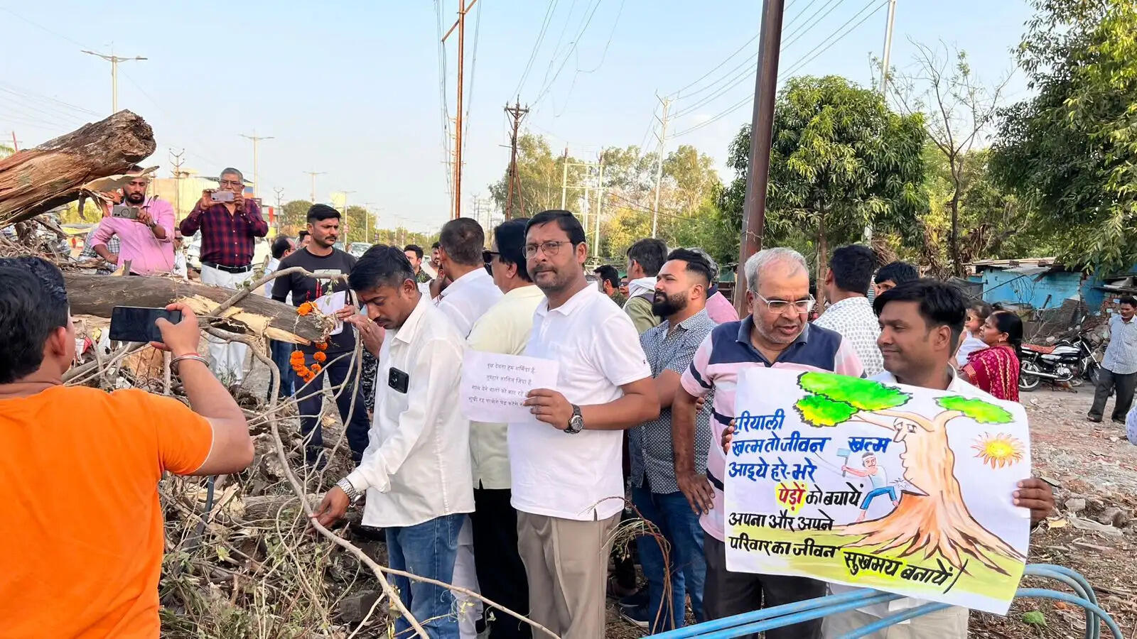अयोध्या बायपास पर हजारों&nbsp;पेड़ों की कटाई के विरोध में फूटा जनाक्रोश,&nbsp;पर्यावरण प्रेमियों ने किया प्रदर्शन