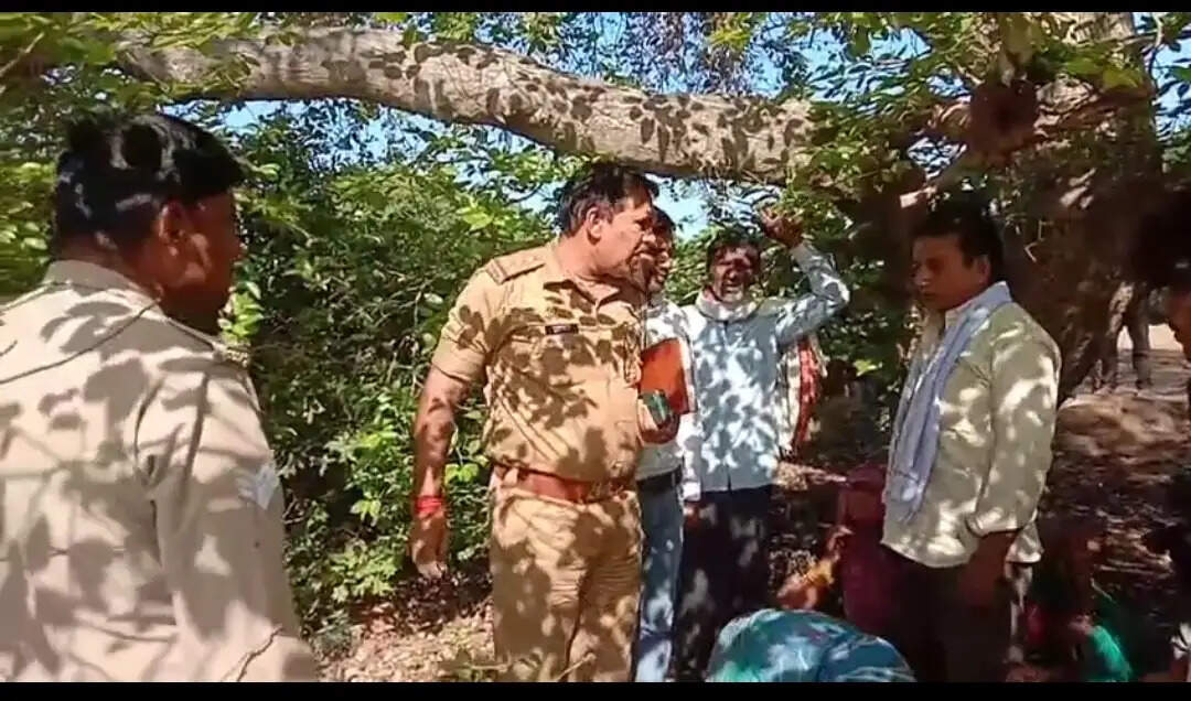 किशोर का शव पेड़ से लटका मिला, हत्या की आशंका