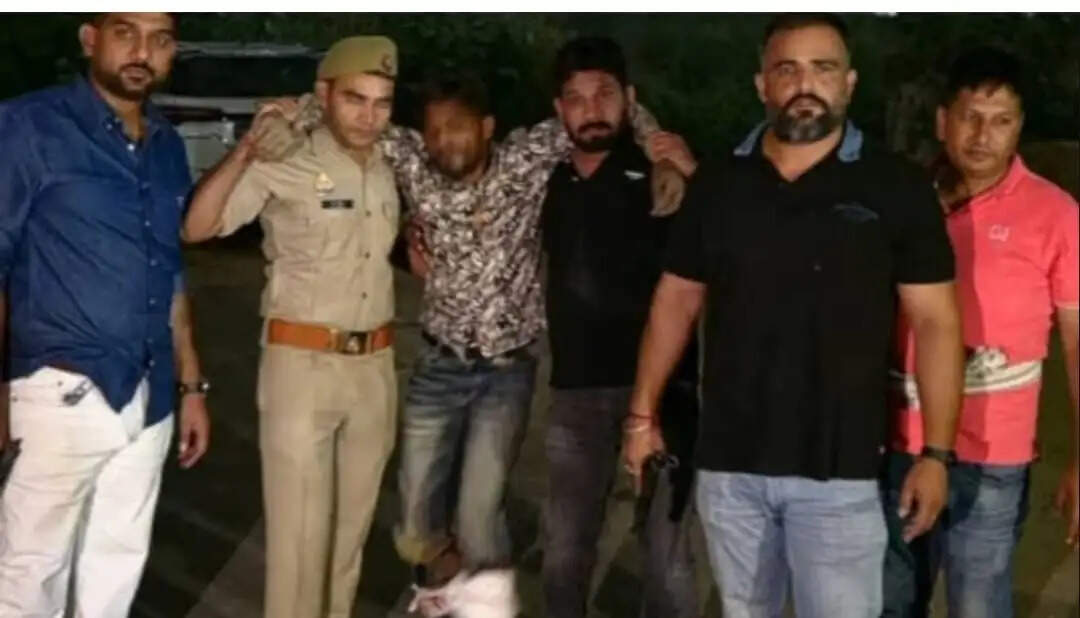अपराधों का शतक लगाने वाला 50 हजार का इनामी पुलिस मुठभेड़ में गिरफ्तार, दोनों पैर में लगी गोली