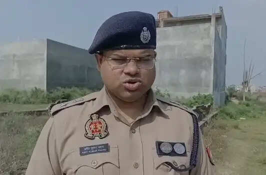 लखनऊ के खाली प्लॉट में मिला युवक का शव, चेहरा और सिर कूचकर की गई हत्या
