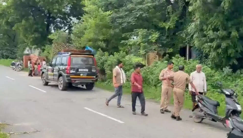 गैस चेंबर में गिरे आदमी की सूचना पर दौड़ी पुलिस, जानवर के अवशेष निकलने पर ली राहत की सांस