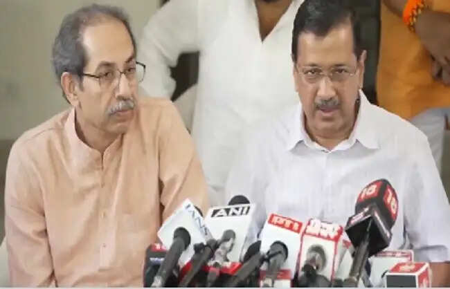 उद्धव ठाकरे से मिले अरविंद केजरीवाल, शिक्षा मंत्री के इस्तीफे की मांग