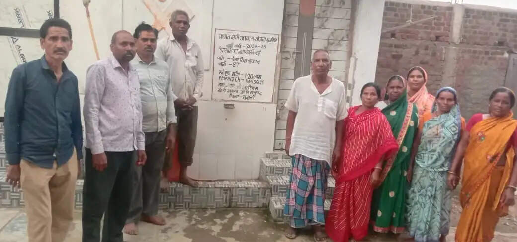 प्रधानमंत्री आवास के 90 दिन की मजदूरी और अंतिम किश्त का भुगतान अटका, हितग्राहियों ने कलेक्टर से लगाई गुहार