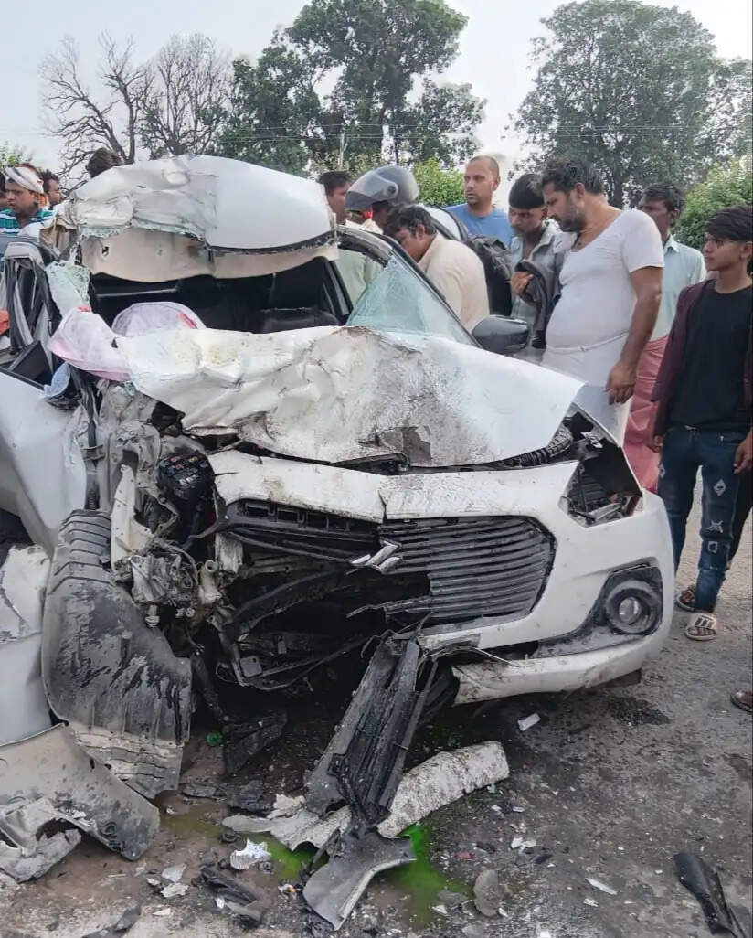 खड़ी ट्रकों में घुसी कार, पिता-पुत्र वधू की मौत