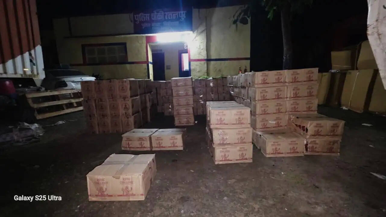 रतनपुर बॉर्डर पर ट्रक कंटेनर के गुप्त केबिन से करीब 30 लाख रुपये की अंग्रेजी शराब जब्त, एक गिरफ्तार