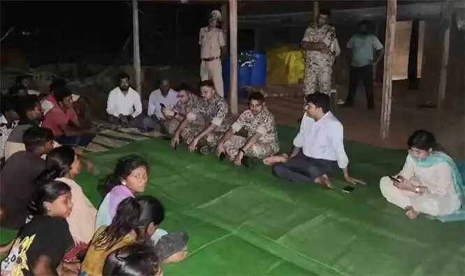 बीजापुर कलेक्टर ने रात्रिकालीन चौपाल में मेट पर बैठकर सुनी ग्रामीणों की समस्याएं
