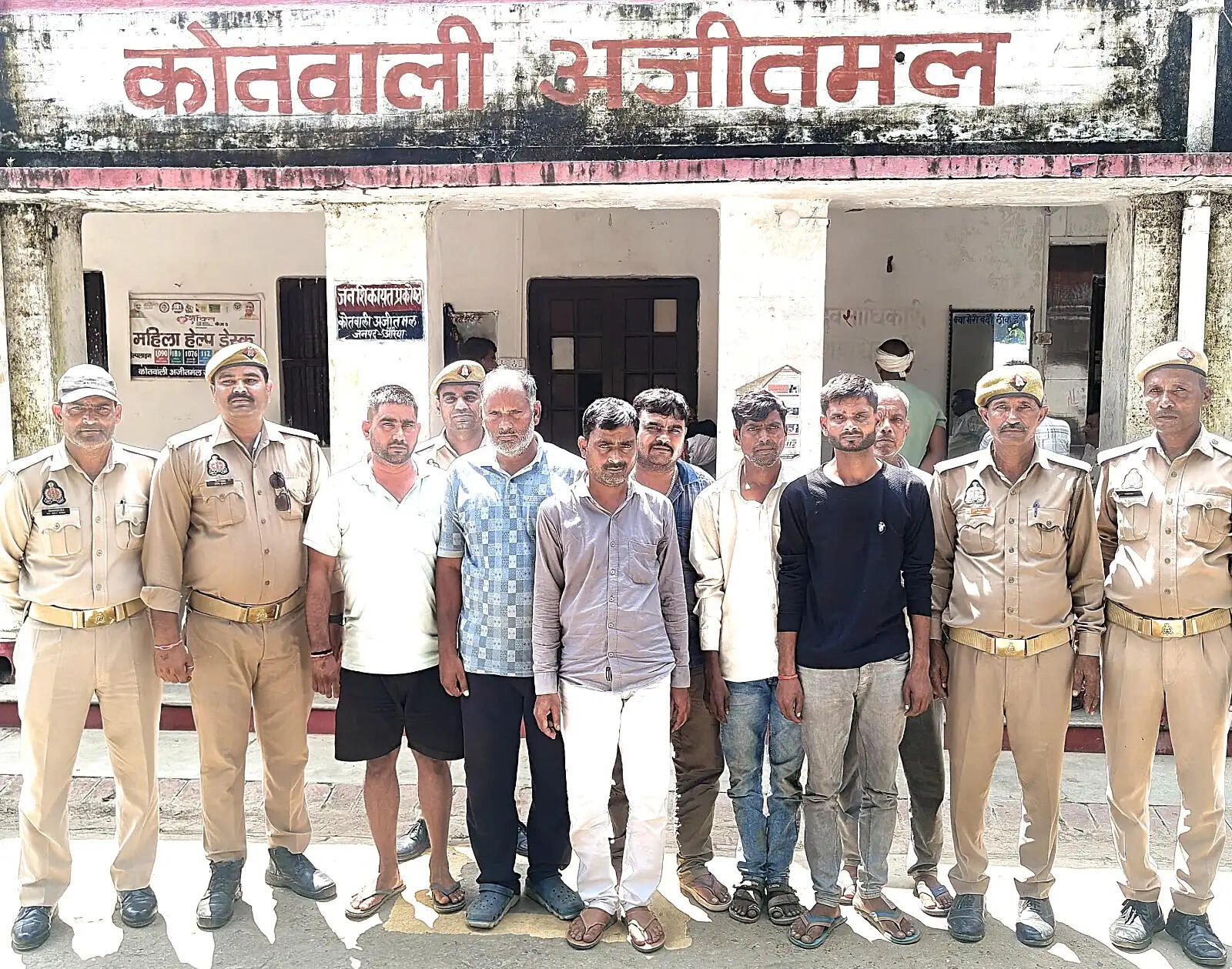 औरैया : जुआ खेलते समय सात गिरफ्तार, 26,830 रुपये बरामद