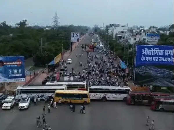 (लीड) भोपाल में किसान आंदोलन उग्र, चार सुरक्षा घेरे तोड़ सीएम आवास की ओर बढ़े किसान, पुलिस से धक्का-मुक्की