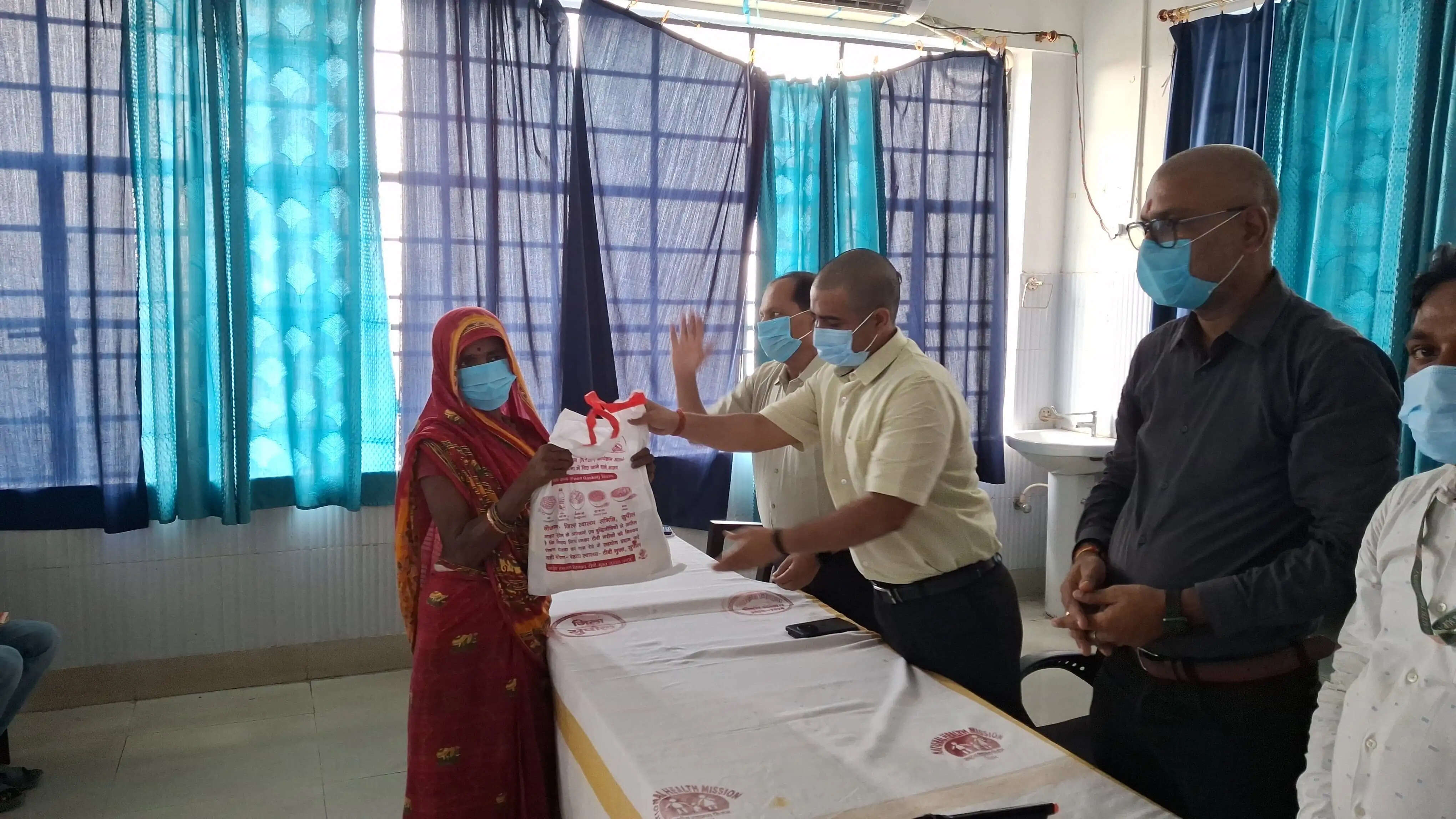 132 टीबी मरीजों को मिला फूड बास्केट, डीएम बोले- नियमित दवा और पौष्टिक आहार से टीबी पूरी तरह ठीक संभव