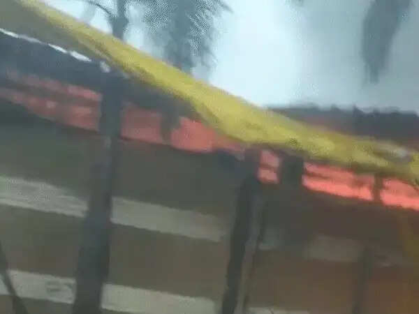 उज्जैन&nbsp;मे&nbsp;काल भैरव मंदिर के सामने भीषण आग, पूजन सामग्री की चार दुकानें जलकर खाक