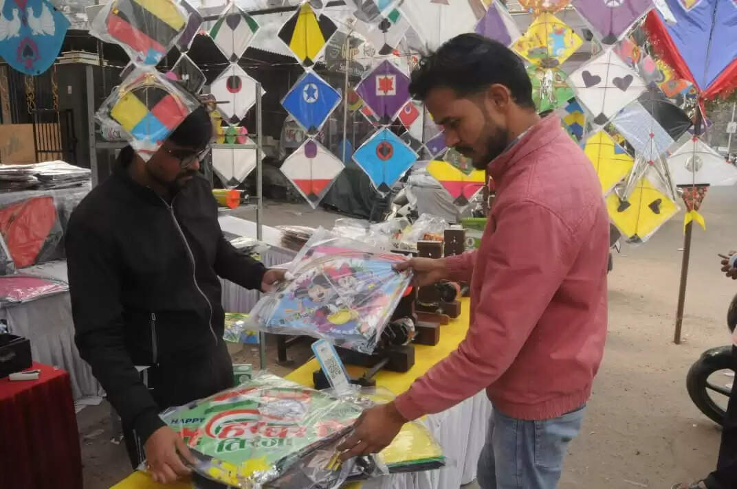 रंग-बिरंगी पतंगों से सजा जयपुर: दामों में 30 प्रतिशत तक बढ़ोतरी