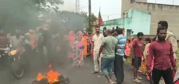 सालानपुर में आरोपियों की गिरफ्तारी की मांग को लेकर टायर जलाकर सड़क जाम,