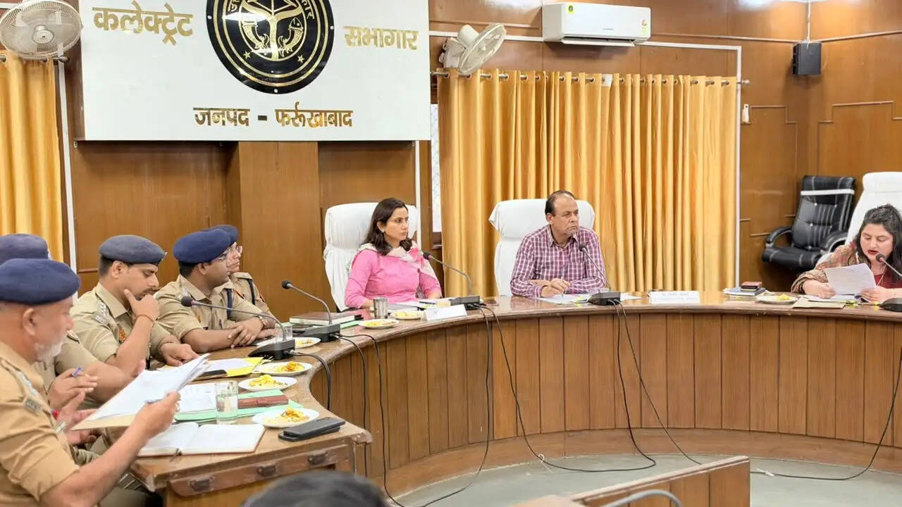 दीपावली पर आतिशबाजी की दुकानों में मनमानी नहीं चलेगी, सुरक्षा में चूक पर होगी कार्रवाई : जिलाधिकारी