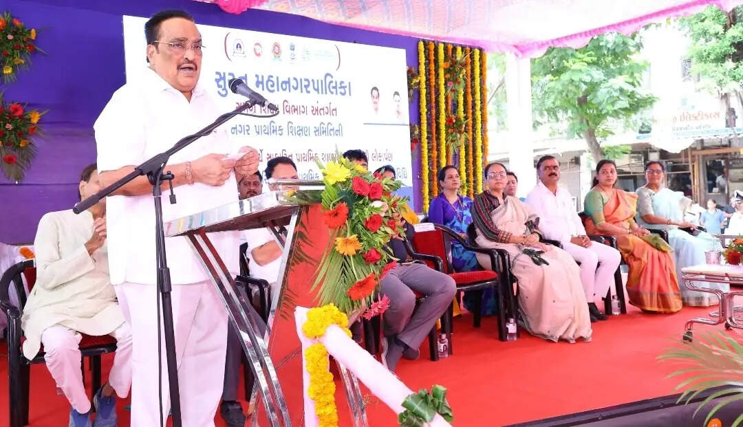 सुरत में 34.13 करोड़ रुपये के विकास कार्यों का लोकार्पण और भूमिपूजन, सी.आर. पाटील ने अभिभावकों से कहा- बच्चों को मोबाइल से दूर रखें