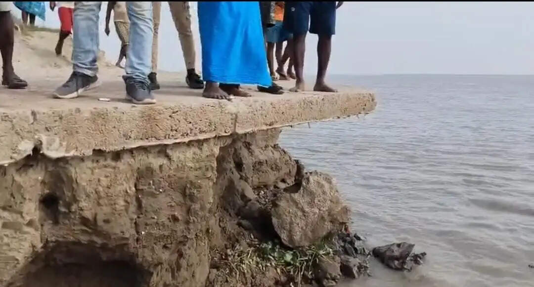 गंगा कटाव से दहशत, घरों से महज 50 मीटर दूर पहुंचा खतरा, ग्रामीणों ने प्रशासन से लगाई गुहार