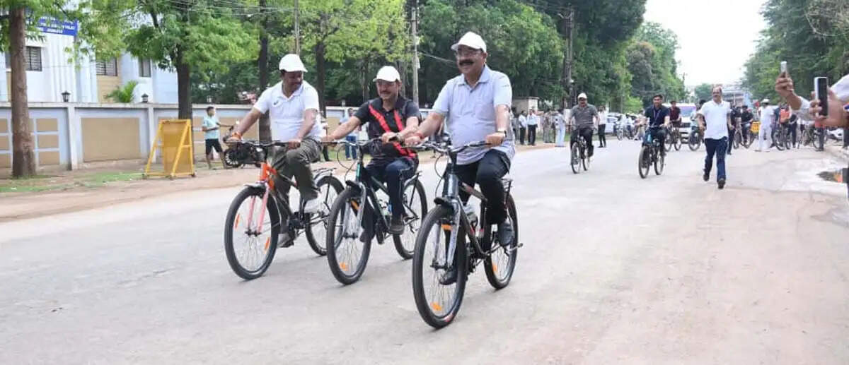 सायकिलिंग हमें फिट और ऊर्जावान बनाए रखता है : अरुण साव