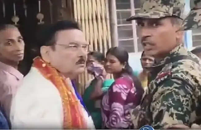 तृणमूल कांग्रेस उम्मीदवार मदन मित्रा और केंद्रीय बलों के जवानों के बीच तीखी बहस