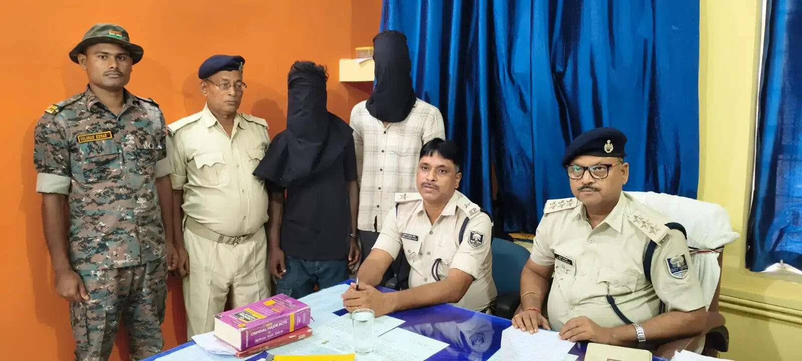 फायरिंग कर दहशत फैलाने वाले दो बदमाश गिरफ्तार, दो देशी कट्टा व बाइक बर