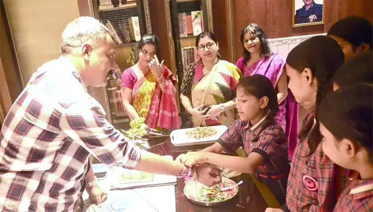 नन्हीं छात्राओं ने एसएसपी को बांधा रक्षा सूत्र