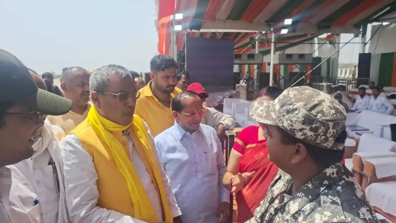 सुलतानपुर में पूर्वांचल एक्सप्रेस-वे एयर स्ट्रिप पर वायुसेना का रोमांचक युद्धाभ्यास, आठ लड़ाकू विमानों ने दिखाए हैरतअंगेज करतब