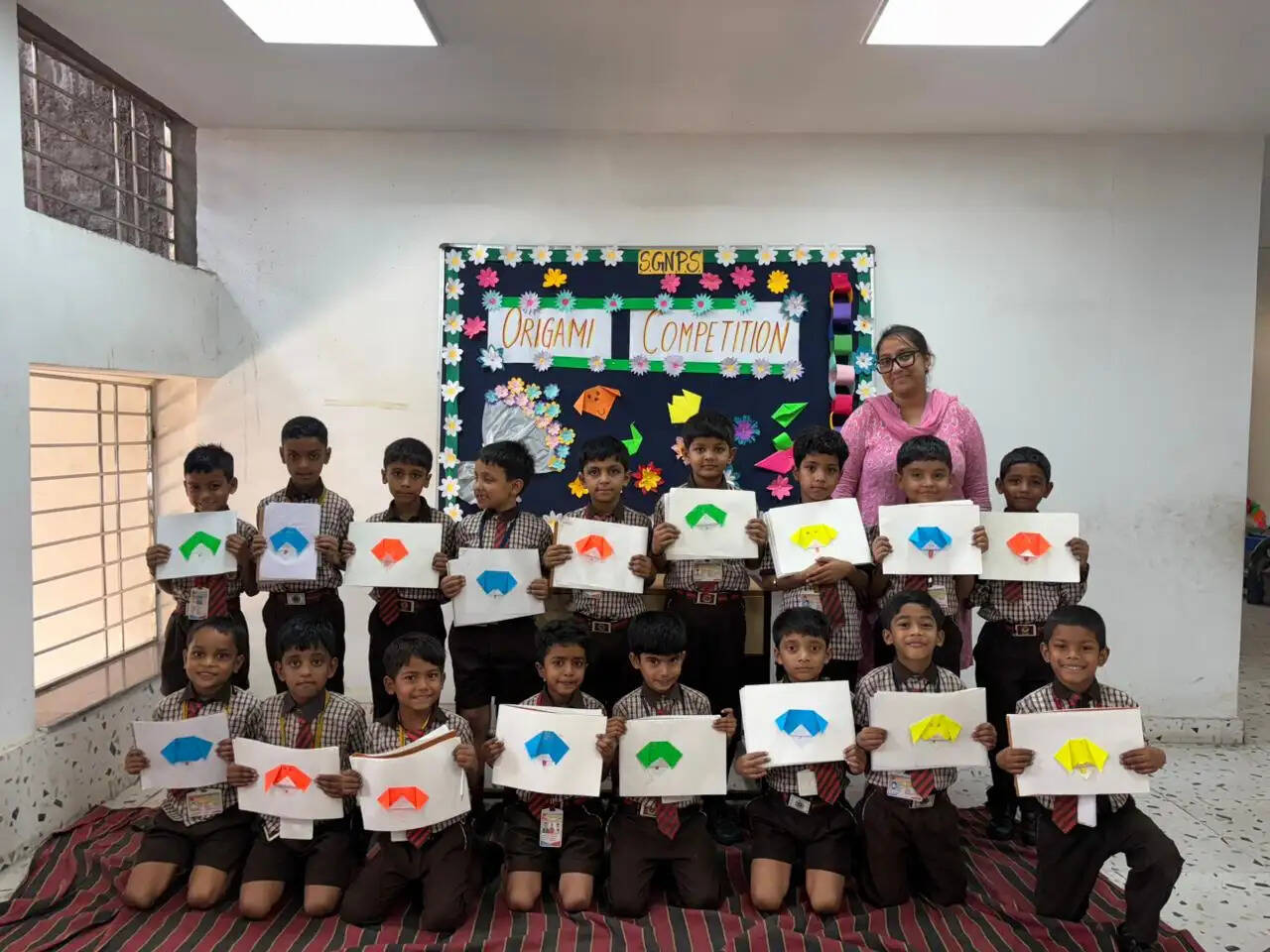 विद्यालय में ओरिगामी गतिविधि में दिखाई प्रतिभा